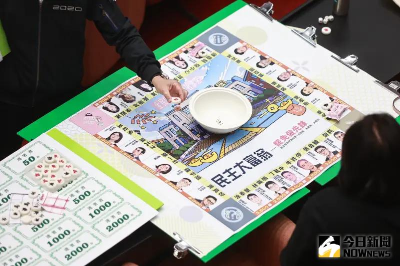 ▲民進黨立委賴惠員擲骰到廖先翔選區。（圖／記者葉政勳攝，2025.02.11）