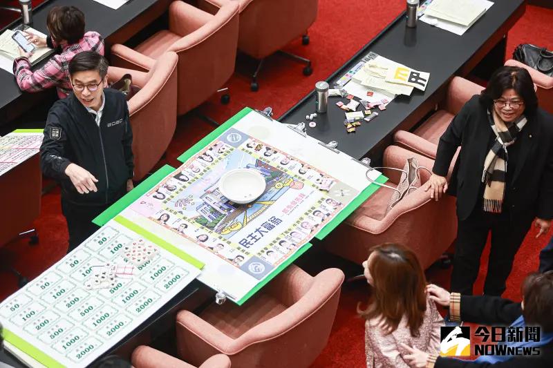▲民進黨立委鍾佳濱在議場大玩民主大富翁。（圖／記者葉政勳攝，2025.02.11）