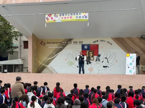 ▲高市少年隊也派出警力進行婦幼安全、反毒、識詐宣導，期能增加家長和孩童的安全概念與警覺性，守護孩童人身安全。(圖／少年隊提供)