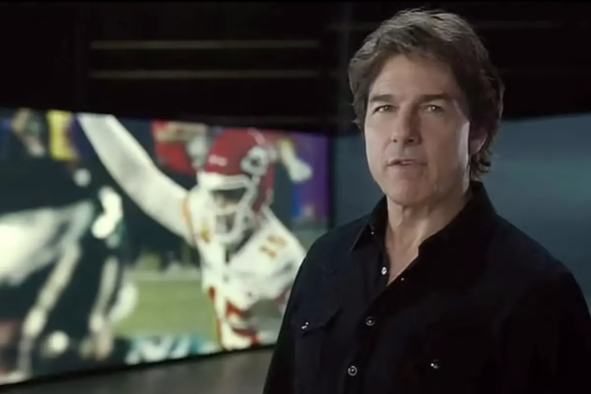 ▲湯姆克魯斯為美式足球「超級盃」轉播引言，觀眾卻驚呼他的臉又變得不一樣了，明顯腫起來，醫美專家則分析他填充物可能打太多，讓下巴和臉型都改變。（圖／摘自YouTube）