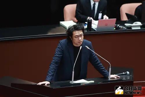 搭公務車吃火鍋!沈伯洋爆怒嗆「討論公事」 他回這句酸度爆表