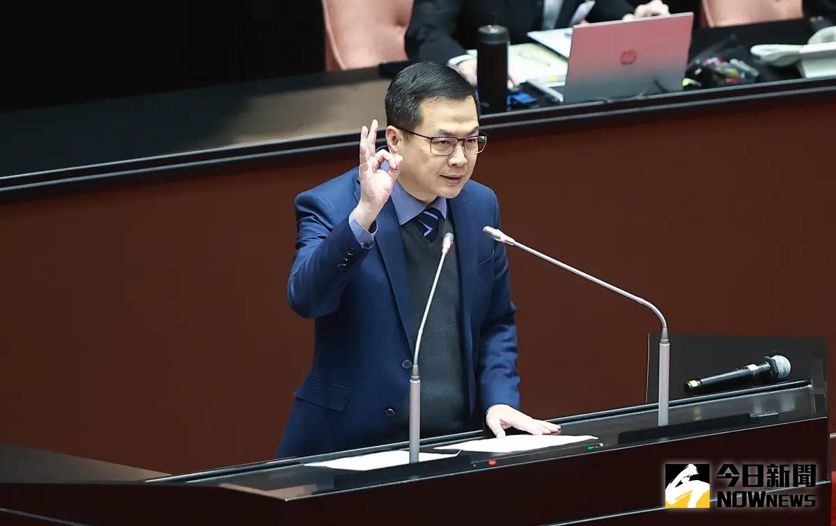 ▲羅智強戲謔提3招關稅解方大翻車，吳靜怡狠酸國民黨就是「政治界裕隆」。（圖／記者葉政勳攝）