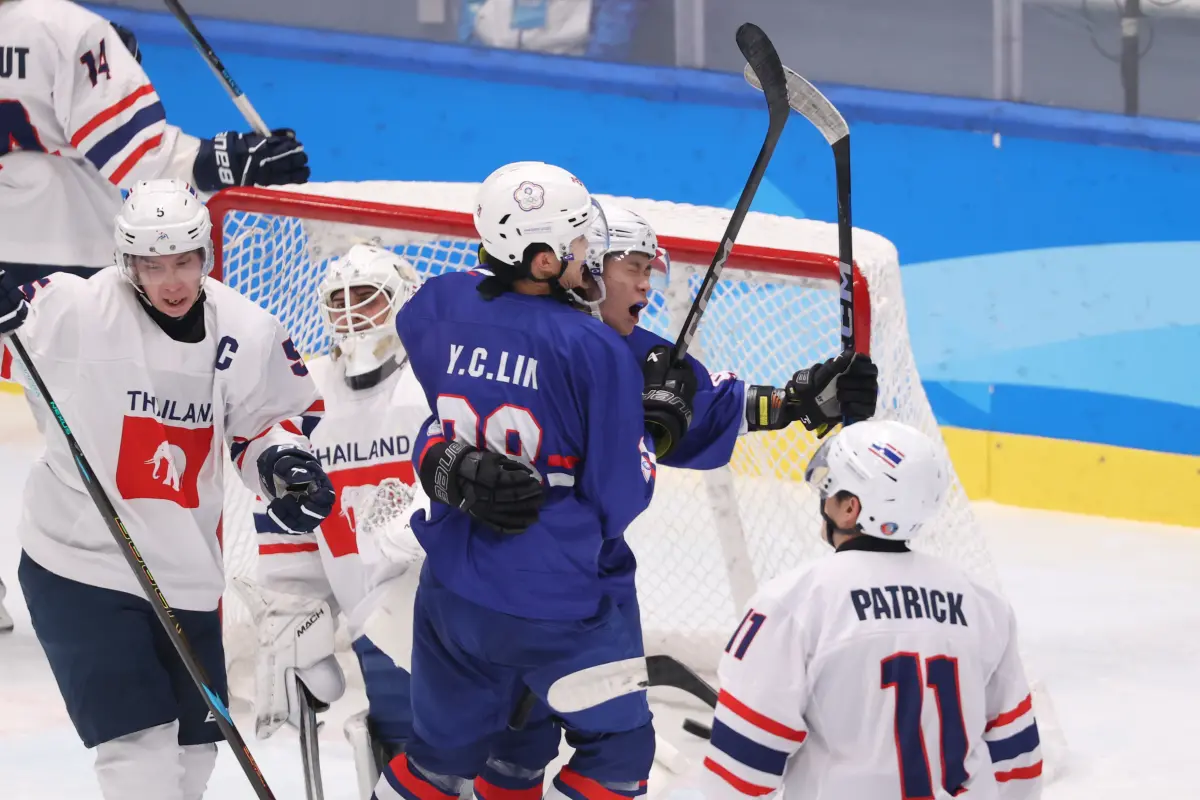 ▲中華男子冰球隊終結四連敗！ 在 2025 哈爾濱亞冬運 小組賽對決泰國隊，中華隊第二節連進兩球，第三節再添保險分，終場以3:1奪下本屆首勝。（圖／中華奧會提供）