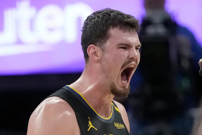 ▲在今（11）日對上密爾瓦基公鹿的比賽，金州勇士隊24歲的替補中鋒Quinten Post投進3顆三分球，全場得到13分，幫助勇士隊以125：111贏球，勇士多了一名「高砲台」輪換，陣容更具競爭本錢。（圖／美聯社／達志影像）