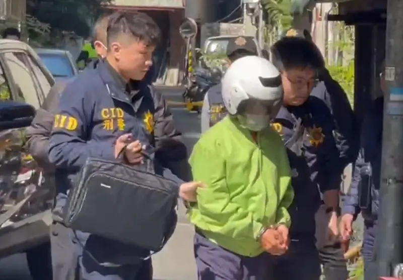 ▲高雄可怕的連環殺人分屍案調查持續進行中，73歲的張介宗涉嫌在3個月內連續殺害3名年長婦人更肢解棄屍，日前被帶回住處調查。（圖/翻攝畫面）