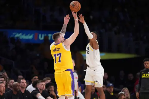 ▲此役第一節約8分多鐘左右，Doncic就用標誌性的後撤步投籃，為自己拿到在湖人生涯的首分。（圖／美聯社／達志影像）