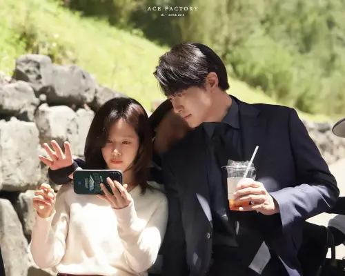 ▲《我的完美秘書》收視飆升至11.7%，2／14情人節將迎來大結局，韓星李浚赫（右）劇中甜蜜告白韓志旼（左），讓觀眾好害羞！（圖／李浚赫經紀公司IG）