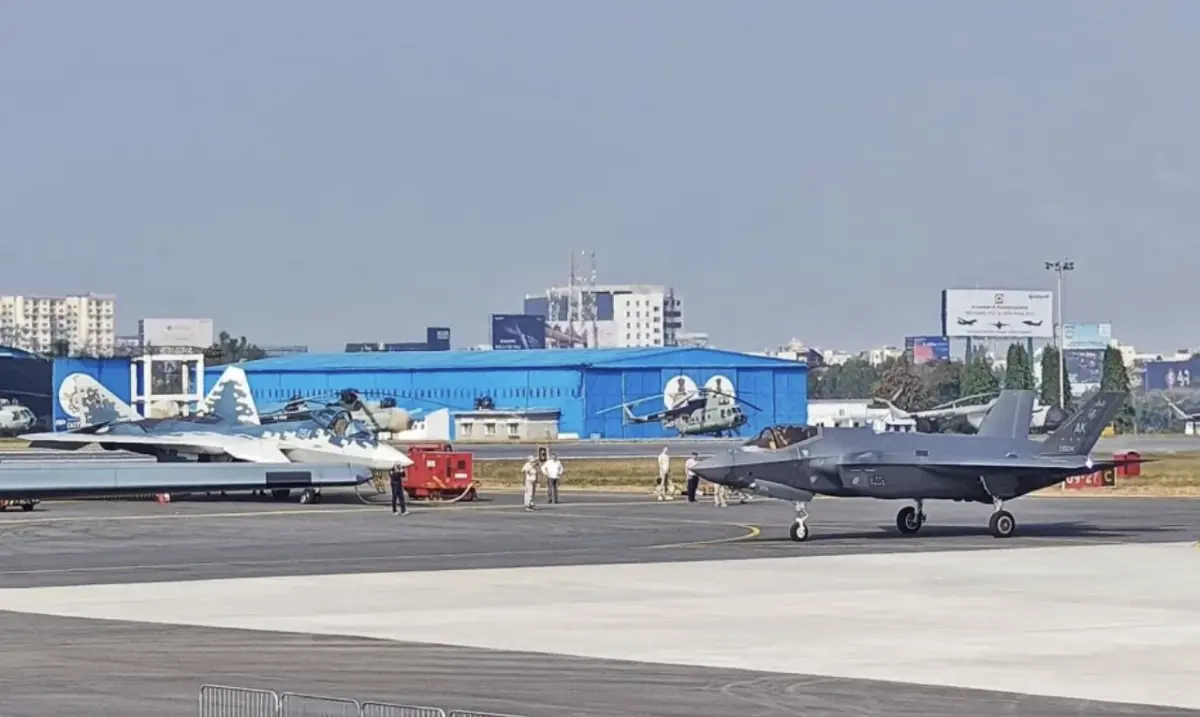 ▲印度航空展登場，美軍F-35A戰機（右）首度同框俄羅斯Su-57戰機。（圖／翻攝自俄羅斯國防部推特）