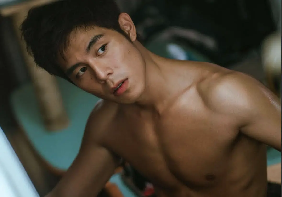 ▲因《影后》聲勢暴漲的詹懷雲，在新片《命中註定那頭鵝》裸上身秀體格，一堆女粉絲直呼：「求使壞。」他扮演不太相信愛情的浪子，但私下本人還是覺得有可能一見鍾情。（圖／台北双喜電影提供）