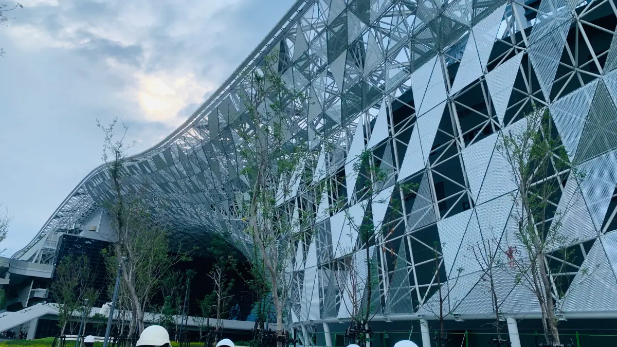 ▲中市府即將標售的土地位於台中超級精華區，附近有綠美圖、會展中心、中央公園等投資數百億的公共設施。圖為興建中的會展中心。（圖／記者顏幸如攝，2025.02.11）