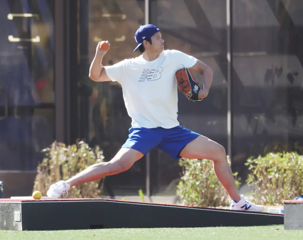 ▲洛杉磯道奇大谷翔平在亞利桑那春訓基地完成最後一天的自主訓練，準備於12日正式投入春訓。（圖／美聯社／達志影像）