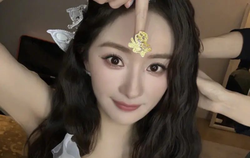 ▲「收視女王」楊冪近幾年的作品都沒有獲得好成績，更被「2024豆瓣視組年終大賞」評為「年度最失望的演員」，主演的電影評分也才4.8分。（圖／翻攝自楊冪微博）