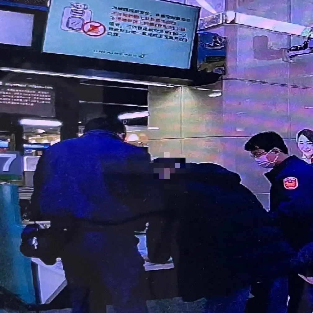 ▲航空警察局高雄分局馬公分駐所所長王晟瀚及執行航廈守望巡佐劉靜懷獲報後張民遺失皮夾後，立即調閱影像，迅速於10分鐘內尋獲將皮包歸還張民。(圖／航空警察局高雄分局提供)