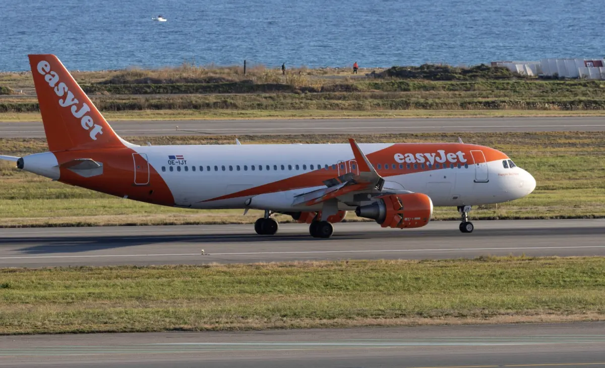 ▲英國廉航「易捷航空」，日前發生機師在飛行途中暈倒的事故，嚇壞不少乘客，所幸最後平安降落在雅典，機長也及時獲救，沒有造成傷亡。示意圖非當事飛機。（圖／美聯社／達志影像）