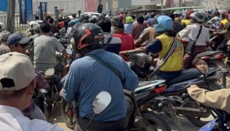 ▲ 泰國政府對緬甸斷電和斷油後引發當地民眾湧入邊境抗議。（圖／翻攝自泰國頭條新聞）