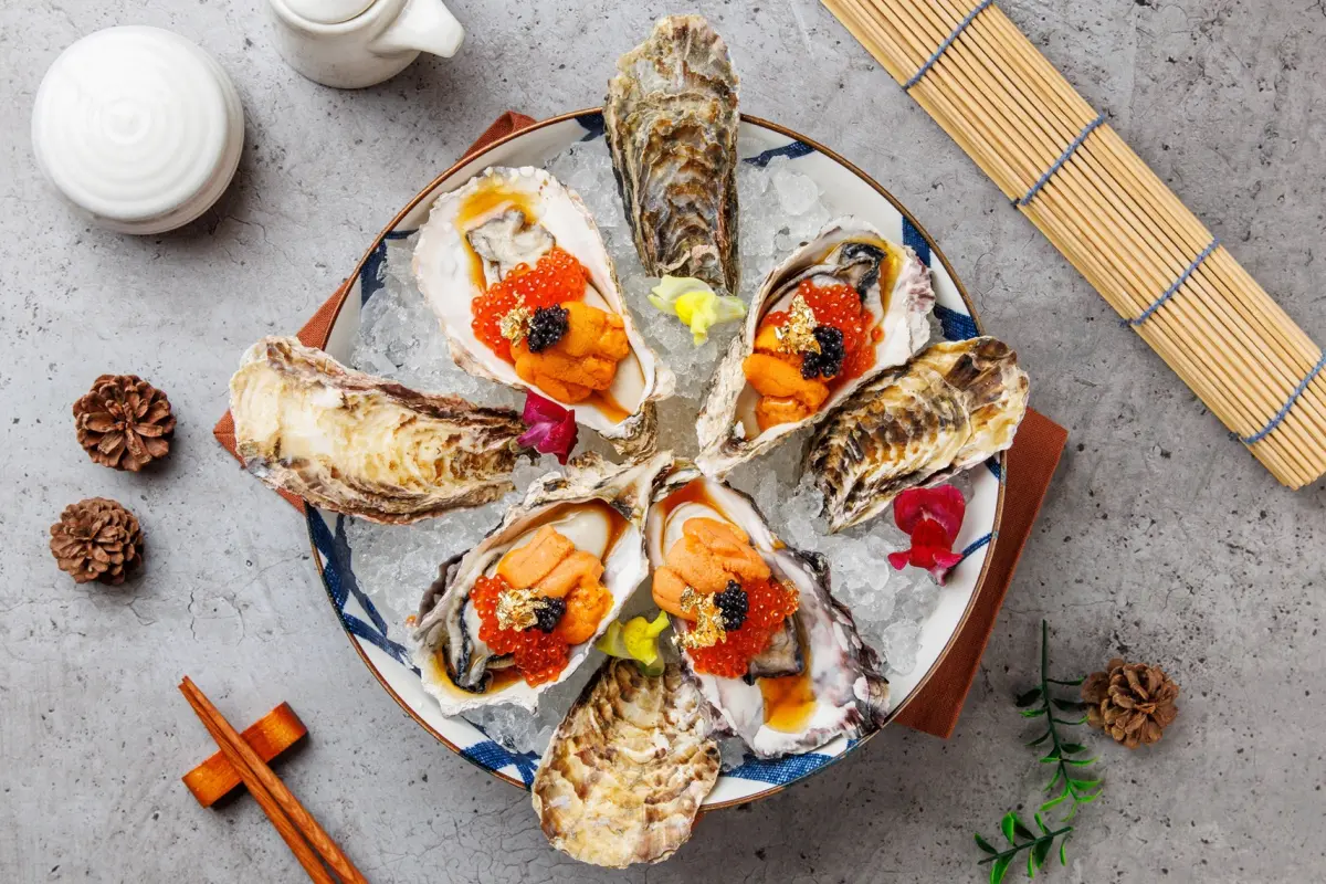 ▲人氣居酒屋「燒鳩」歡慶情人節來臨，即日起至2月16日限定推出「北海道厚岸生蠔」、「金箔松葉蟹干貝堡」享有買一送一活動。（圖／燒鳩提供）