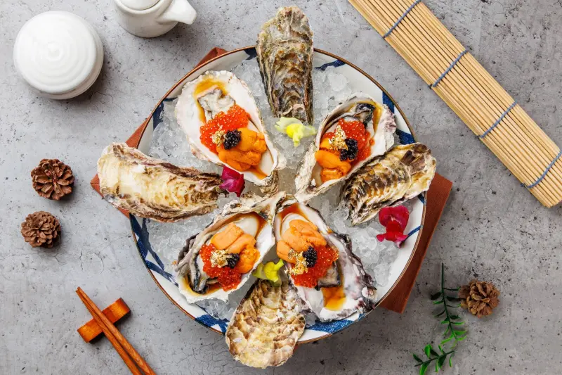 ▲人氣居酒屋「燒鳩」歡慶情人節來臨，即日起至2月16日限定推出「北海道厚岸生蠔」、「金箔松葉蟹干貝堡」享有買一送一活動。（圖／燒鳩提供）