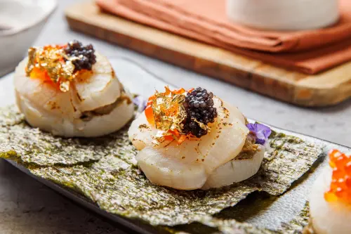 ▲人氣居酒屋「燒鳩」即日起～2月16日推出「北海道厚岸生蠔」、「金箔松葉蟹干貝堡」享有買一送一活動。（圖／燒鳩提供）