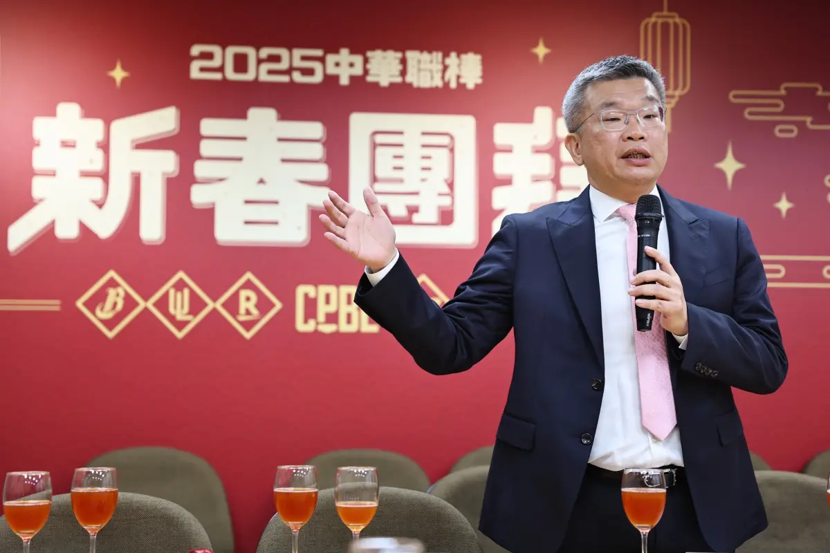 ▲中職會長蔡其昌今（11）日與6隊常務理事、領隊一同進行新春團拜，針對本季臺北大巨蛋場次分配的議題，蔡其昌表示大巨蛋討論持續進行，「2025年賽季第一批釋出的時間是非假日，各球團覺得非假日票房有難度。」蔡其昌指出，經過這2年的試驗，明年除了聯盟統包的基本盤，各隊也可以自行與大巨蛋商討增加場次。（圖／中職提供）