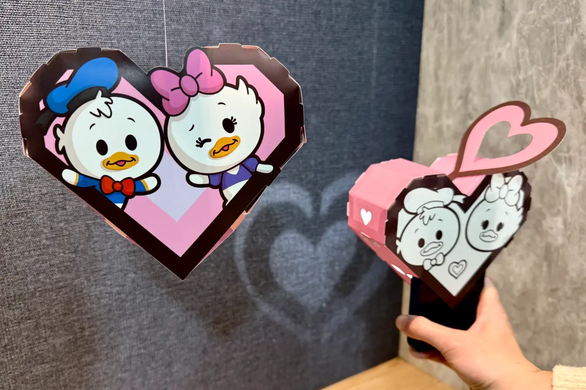 ▲迎接元宵節，全家便利商店全店指定商品單筆消費滿288元，即免費贈送唐老鴨系列燈籠1個。（圖／全家提供）