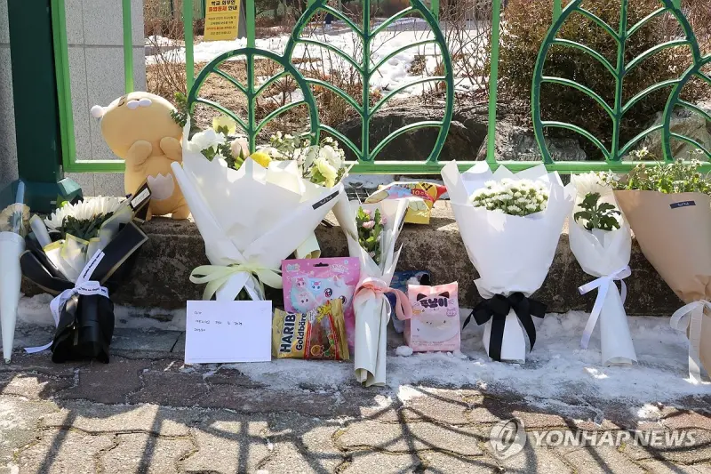▲韓國大田10日發生40多歲女教師在小學校園刺死8歲學童的事件，有民眾獻花哀悼。（圖／翻攝自韓聯社）