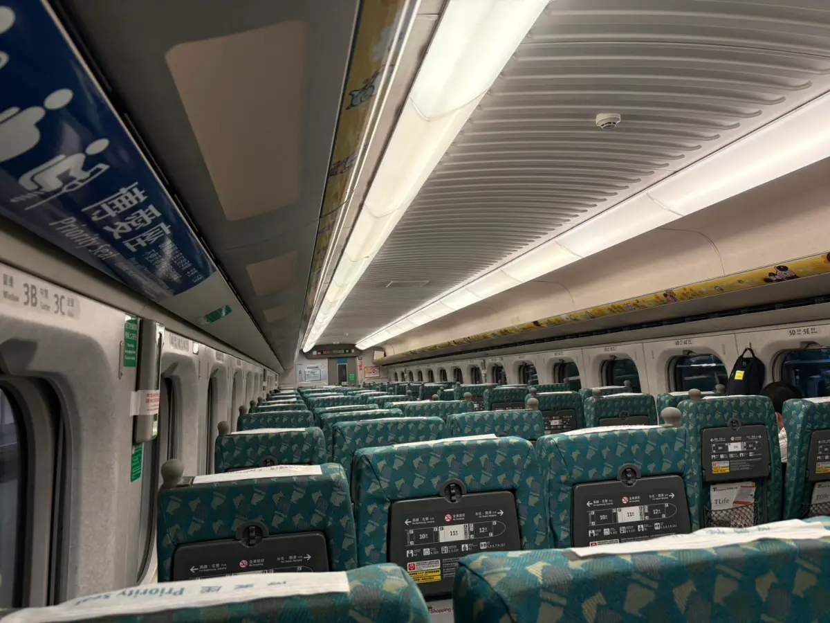 ▲高鐵近幾年搭乘人數越來越多，已經成為南北往來、民眾返鄉重要大眾運輸工具，隨著乘客變多，相關乘車規定也更受討論。（圖/記者張嘉哲攝）