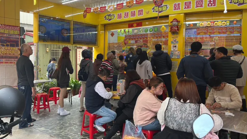 ▲ 高雄小港區彩券行今年連續開出4個100萬大紅包，高中獎率也衝高買氣，彩券行人氣滿滿。（圖／禾啦彩券行提供） 