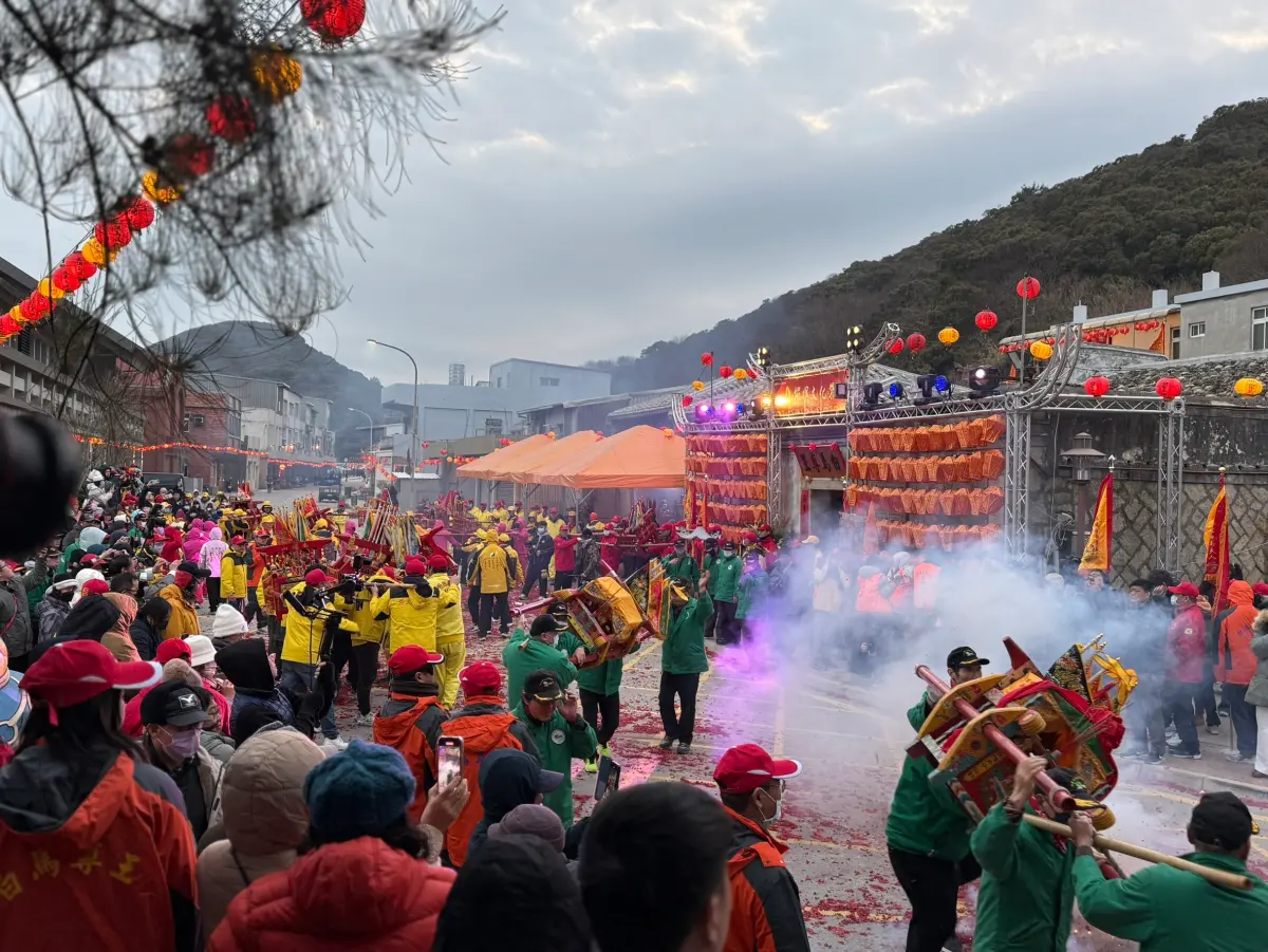 ▲馬祖人於元宵前後舉辦的「擺暝文化祭」，是一個集各種祭祀、神轎遶境等活動的大慶典，被封為「一生必去一次的慶典」，昨（10）日也就是俗稱的「十三暝」（農曆正月十三），每年吸引6千多人湧入，精彩程度不輸台東炸寒單、鹽水蜂炮。（圖／記者葉盛耀攝）