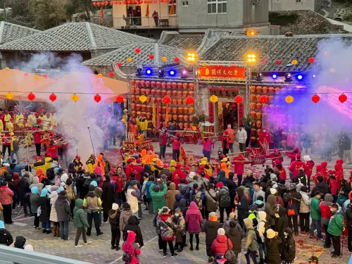 ▲數十頂神轎向晚時分，聚集來到坂里村的「白馬尊王」廟前輪流致意，現場鞭炮聲大作，好不熱鬧。（圖／記者葉盛耀）