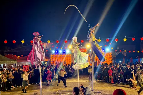 ▲今年「擺暝文化祭」還邀請由編舞家何曉玫的島嶼系列經典作品《默島新樂園》，蒞臨演出。（圖／記者葉盛耀攝）