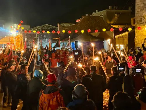 ▲100位左右的信徒拿起火把，共同點燃主會場以紅磚圍起、直徑約4～5公尺的大馬糧，也就是俗稱的燒馬糧。（圖／記者葉盛耀攝）