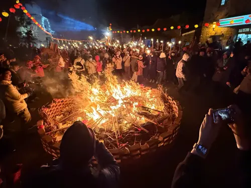 ▲以紅磚圍起、直徑約4～5公尺的大馬糧，裡頭有著熊熊烈火。（圖／記者葉盛耀攝）