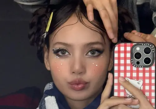 BLACKPINK Lisa「120cm大長腿」狠狠被劃一刀！掛彩流血照痛爆
