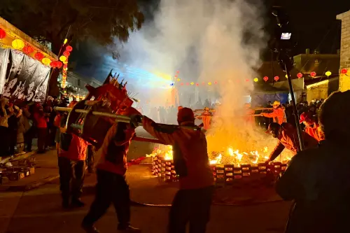 ▲「擺暝文化祭」熱鬧與精彩程度，不輸台東炸寒單、內湖夜弄土地公、鹽水蜂炮等活動。（圖／記者葉盛耀攝）