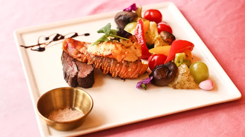 ▲沐青餐廳推出的晚餐限定「初見心動雙人套餐」，是主廚黃加河以愛為名精心設計，每套加贈大龍蝦。（圖／業者提供）