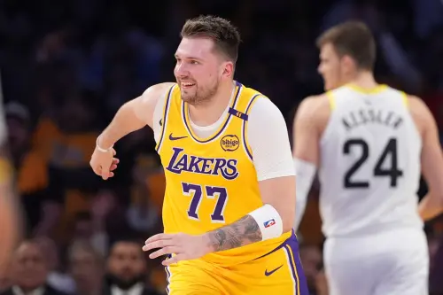 今日Luka Doncic迎來湖人生涯首秀,在克服小腿傷勢後,他終於披上湖人戰袍,這一場小試身手打24分鐘,14投5中、得到14分,多次助攻「詹皇」LeBron James快攻得分,湖人終場以132:113打爆爵士。 ▲今日Luka Doncic迎來湖人生涯首秀,在克服小腿傷勢後,他終於披上湖人戰袍,這一場小試身手打24分鐘,14投5中、得到14分,多次助攻「詹皇」LeBron James快攻得分,湖人終場以132:113打爆爵士。(圖/美聯社/達志影像)