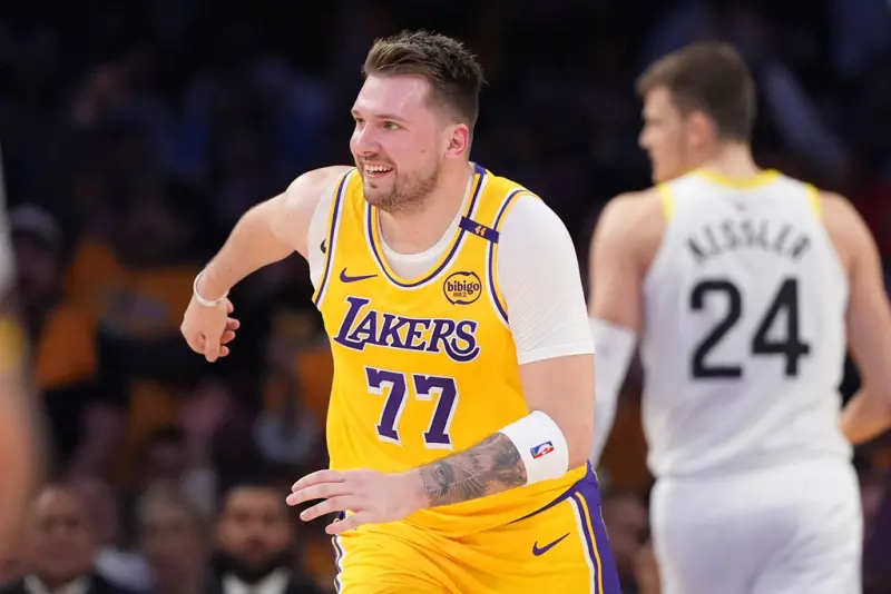 ▲洛杉磯新王Luka Doncic迎來湖人生涯首秀，在克服小腿傷勢後，他終於披上湖人戰袍，這一場小試身手打24分鐘，14投5中、得到14分，多次助攻「詹皇」LeBron James快攻得分，湖人終場以132：113打爆爵士。（圖／美聯社／達志影像）