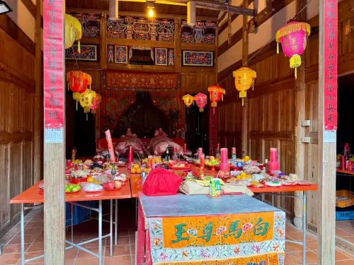 ▲北竿擺暝文化祭是由各村宗族主要信仰的主神及宮廟每年輪流為主辦方，而今年2025年主辦宮廟為坂里境白馬尊王廟，祭祀主神為「白馬尊王」。（圖／記者葉盛耀攝）