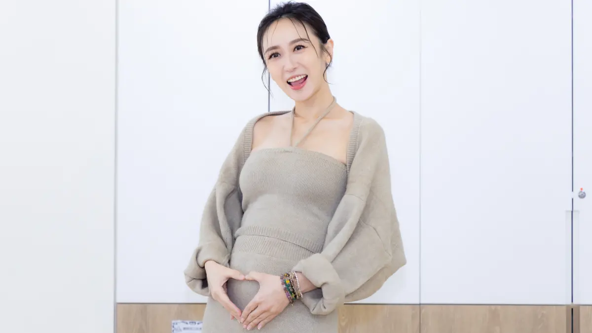 ▲藝人蔡允潔因為出血才發現懷孕了，她在生完第一胎後，和老公Fraser到金山泡溫泉，時隔半年正式開機，沒想到一次就中。（圖／紅心字會提供）