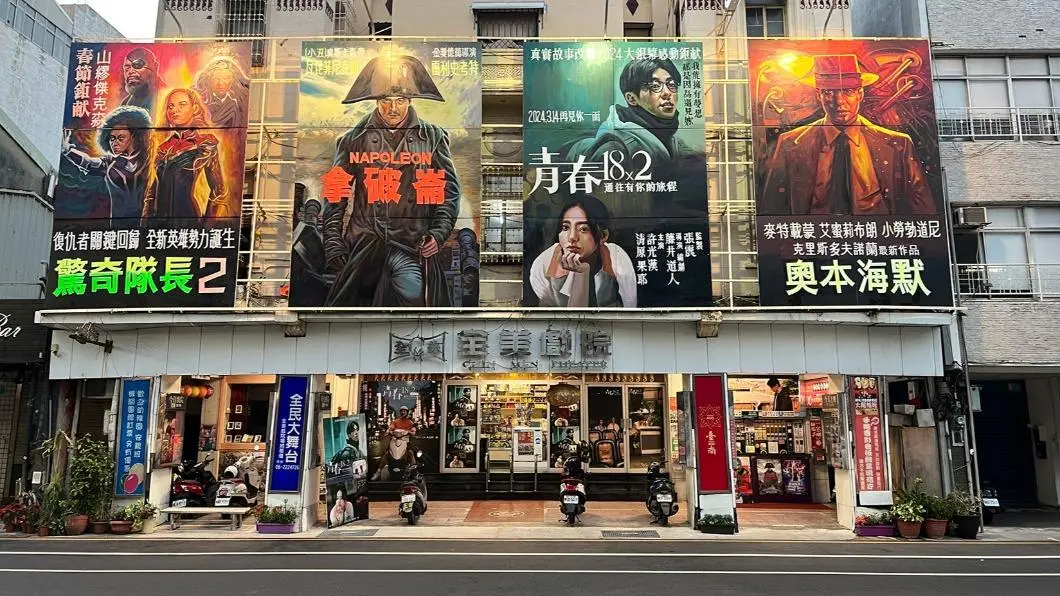 ▲台南全美戲院去年曾難得一度加入首輪聯映許光漢的《青春18x2 通往有你的旅程》，該片的海報也變成戲院懸掛的手繪看板（右二），片中有該戲院的影像。國際名導李安也曾是該戲院常客，但傳出3月2日就是營運的最後一天。（圖／翻滾吧男孩電影有限公司提供）