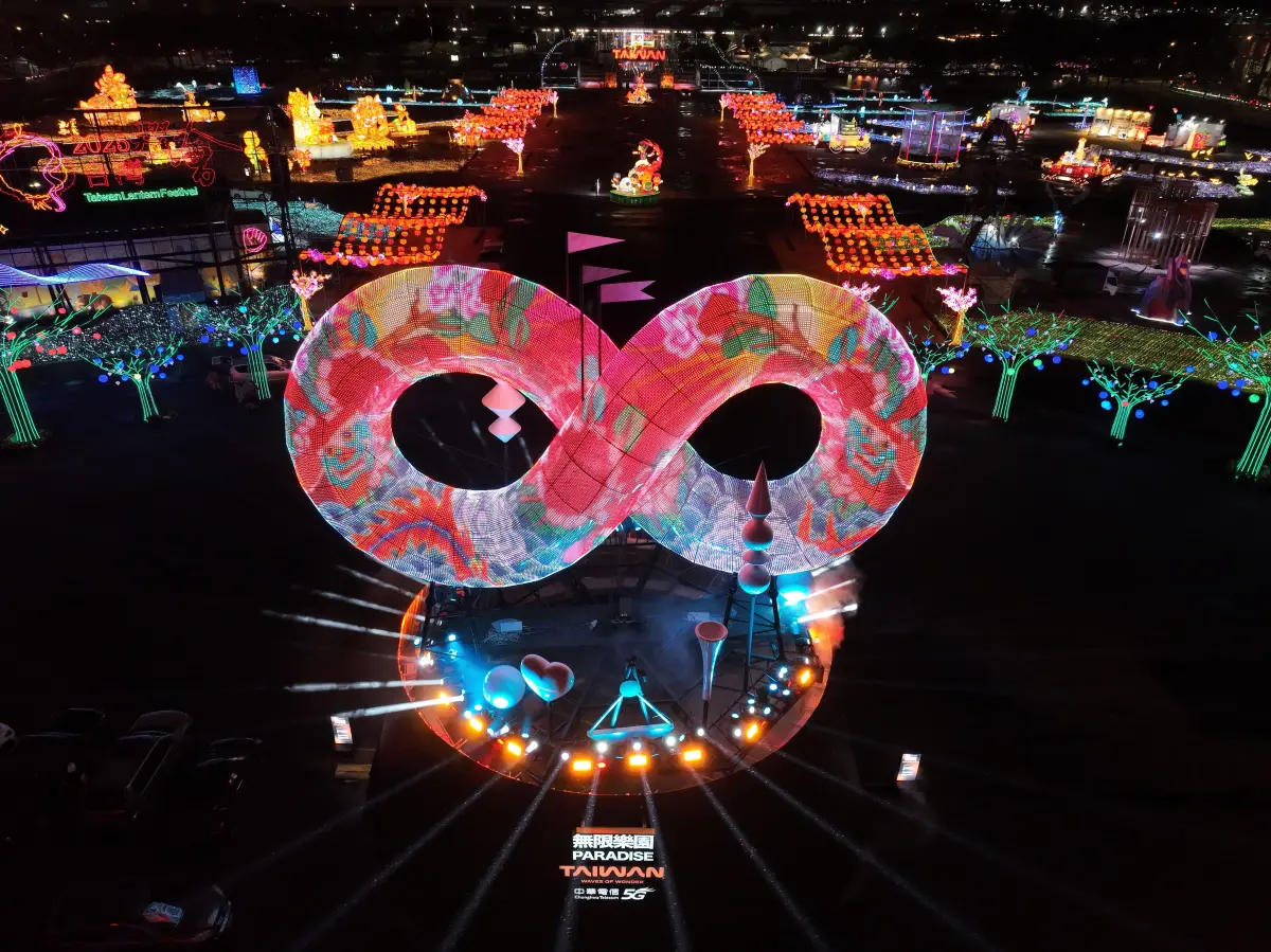▲2025台灣燈會在桃園！此次桃園燈會有雙展區，第二展區「光的遊戲場」上週已開跑，第一展區「主燈展演場」今（12）日晚上在A18站高鐵桃園站前廣場展開，也將點亮今年主燈，本文整理交通、接駁以及直播平台等資訊，一文掌握。（圖／交通部觀光署提供）