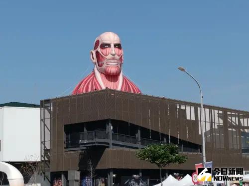 ▲巨人整體裝置寬10公尺、高9公尺，加上建築物高度，也是燈區中最高的展出作品。（圖／記者許若茵攝，2025.02.11）