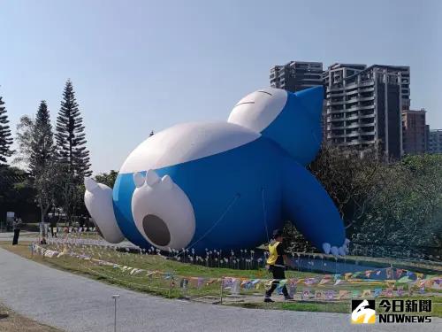▲在輕柔的白雲之下，高10公尺、長12公尺的巨型卡比獸，坐在湖畔邊的鬆軟草地上。（圖／記者許若茵攝，2025.02.11）
