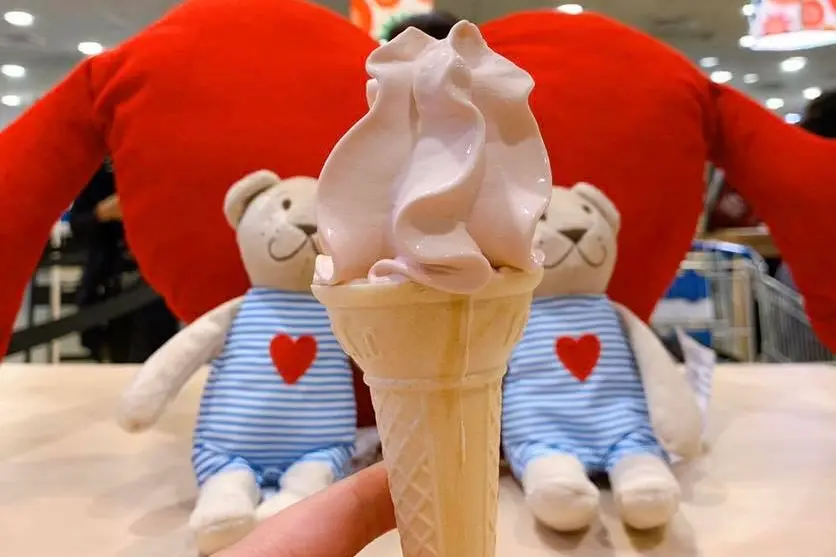 ▲美食小站人氣熱銷的「草莓霜淇淋」重磅回歸，圖為2020年IKEA推出的草莓霜淇淋。（示意圖／取自「IKEA 宜家家居 大台北分店」FB）