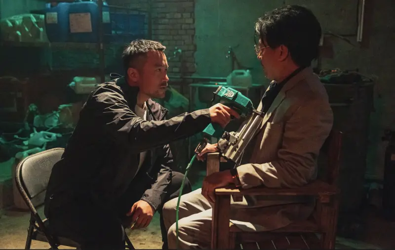 ▲張孝全在《器子》扮演一心復仇的狠辣老爸，對敵人嚴刑逼供不手軟，各種刑求方式都用上，不禁自嘲看起來很變態。（圖／華映娛樂提供）