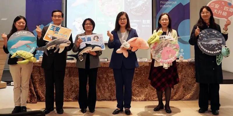 ▲海洋委員會主任委員管碧玲(右3)公布113年施政成果及114年三大施政主軸，期能落實兼顧災防及國安的科研、科學為基礎的保育、精銳海巡。(圖／海洋委員會提供)