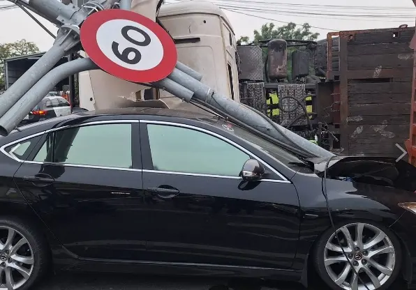 ▲載運大貨櫃的聯結車行經高雄88快速道路大寮交流道時，發生翻覆意外，波及5車，所幸無人傷亡。（圖／高雄市消防局提供）