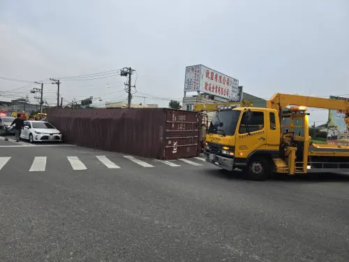 ▲▲載運大貨櫃的聯結車行經高雄88快速道路大寮交流道時，發生翻覆意外，波及5車，所幸無人傷亡。（圖／高雄市消防局提供）