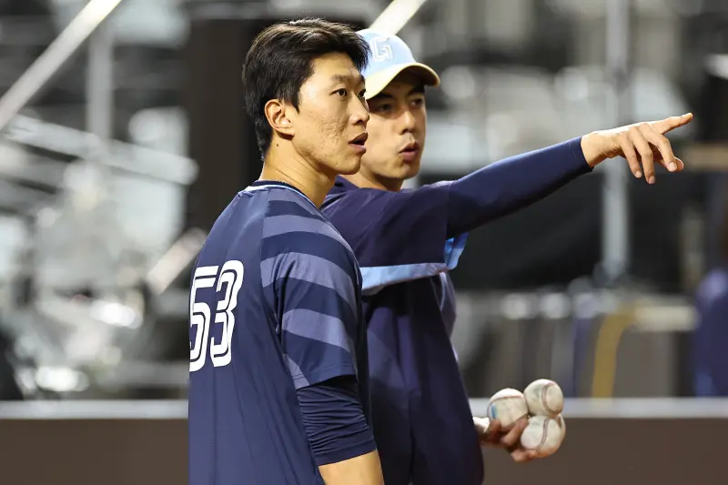 ▲經典賽資格賽中華隊明（12）日將要與韓職樂天巨人隊交手，樂天今日到臺北大巨蛋練球，內野手朴承昱與投手朴世雄在練習結束後受訪表示，兩人都相當期待與中華隊交手，朴承昱則對台灣左投林昱珉印象深刻，「控球以及變化球能力很好。」（圖／中職提供）