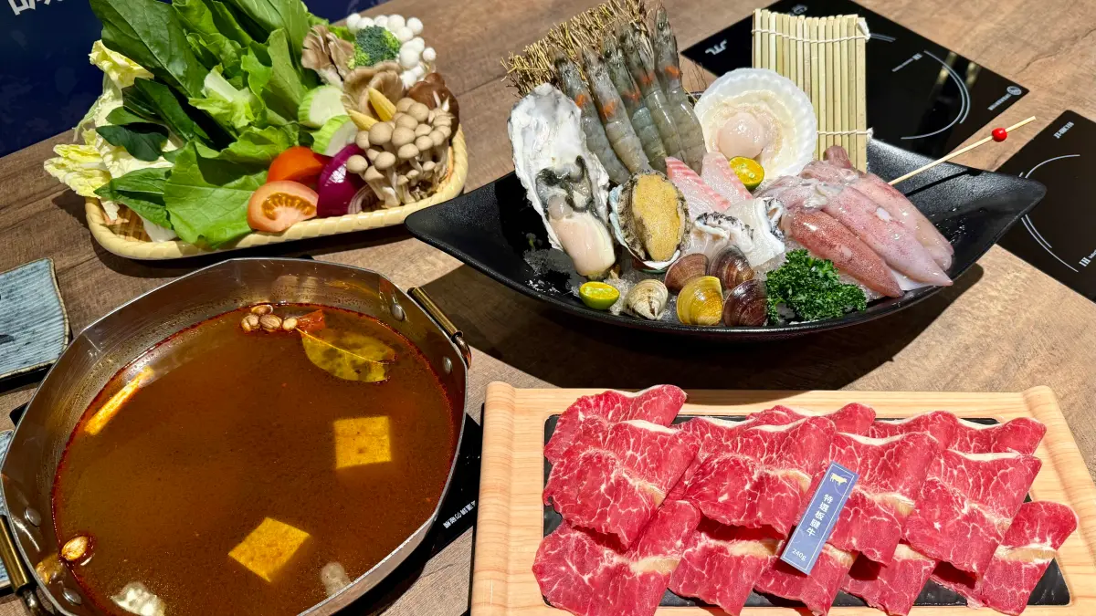 ▲全新火鍋「荿蒔 敘」獨家八角鍋開吃9款湯底，最便宜特選豬五花390元開鍋享自助吧，竟供應宜蘭行健村的茼蒿、菠菜等小農蔬菜及行健米飯吃到飽，水準太高。新店裕隆城明開幕「買一送一」5大優惠一覽。（圖／記者蕭涵云攝）